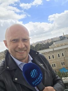 Na zdjęciu znajduje się nowy korespondent Polsat News - Tomasz Sajewicz
